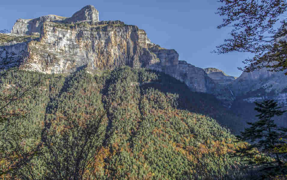 Huesca - parque nacional de Ordesa y Monte Perdido - valle de Ordesa 84 - senda de los Cazadores.jpg